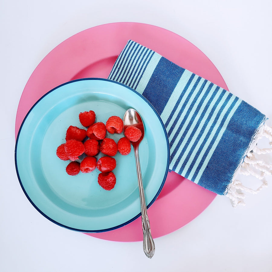  Mini towel guest in blue and red stripes with a bowl of fruit